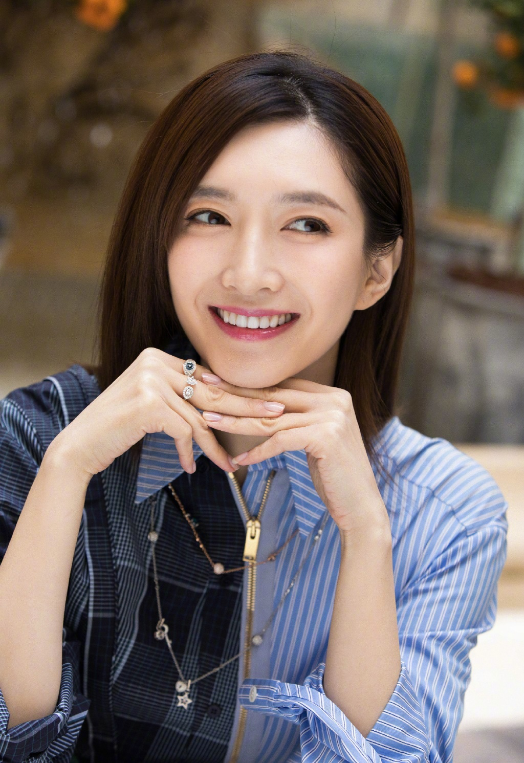 江疏影现身机场,镜头前露齿笑超迷人,网友:真正的"唇红齿白"