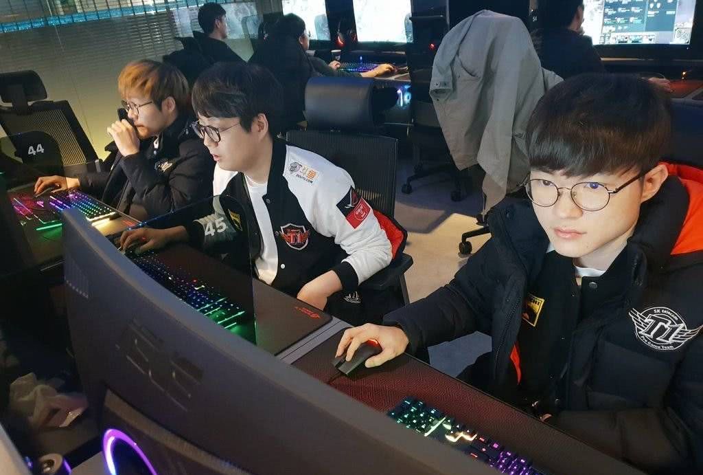 空余时,还跟mata闲聊,看上去很开心.