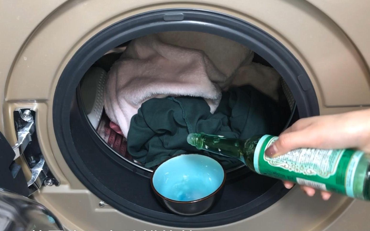 洗衣服时加一碗,不管衣服多脏多旧,洗完都干干净净