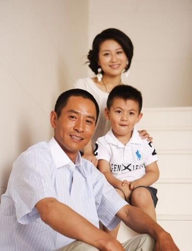 看完郭晓东的老婆,再看哥哥郭晓峰的老婆,差别一目了然