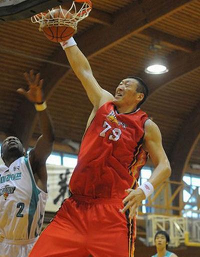 2米36孙明明晒艰难生活照!夫妻相差49cm,妻子差点生不出孩子