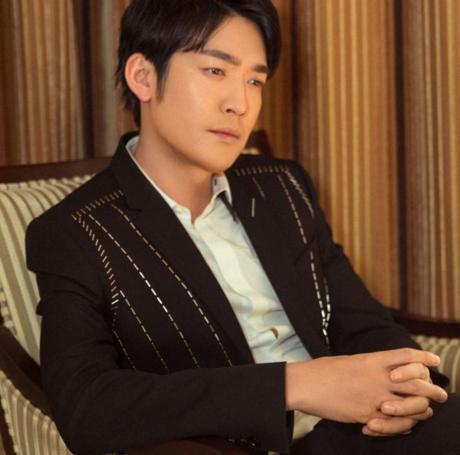 他出道10多年一直不温不火,如今演皇帝,被指帅到掉渣演技惊人!