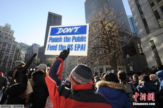 图为当地时间1月11日，美国环保局雇员在波士顿街头集会呼吁结束政府关门状态。