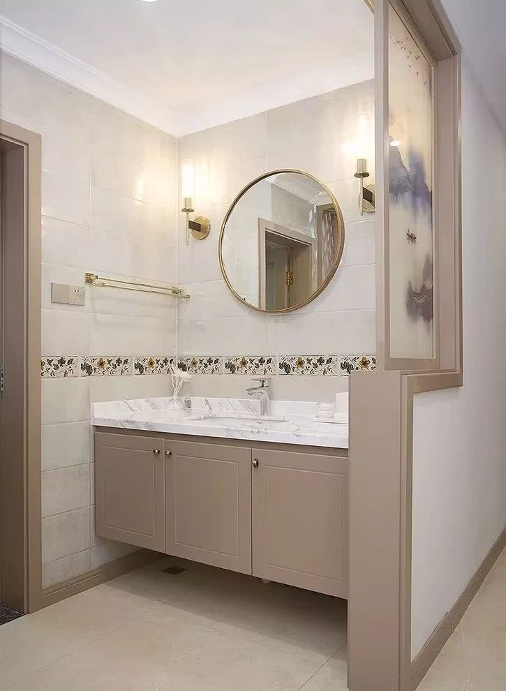 把洗手台放在卫生间门外,这样干湿分离很适合小户型