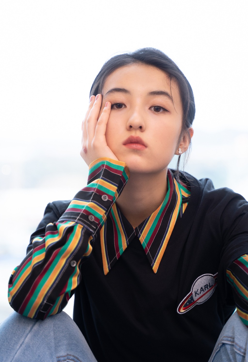 张子枫换造型师了?穿牛仔裤衬衣走红毯,网友:身高170的少女