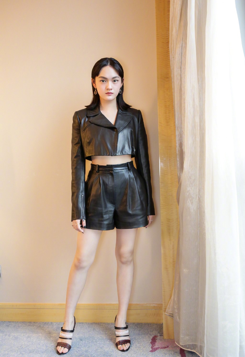 文淇把齐刘海梳成中分,穿上超短皮衣配短裤,气场炸裂超1米8
