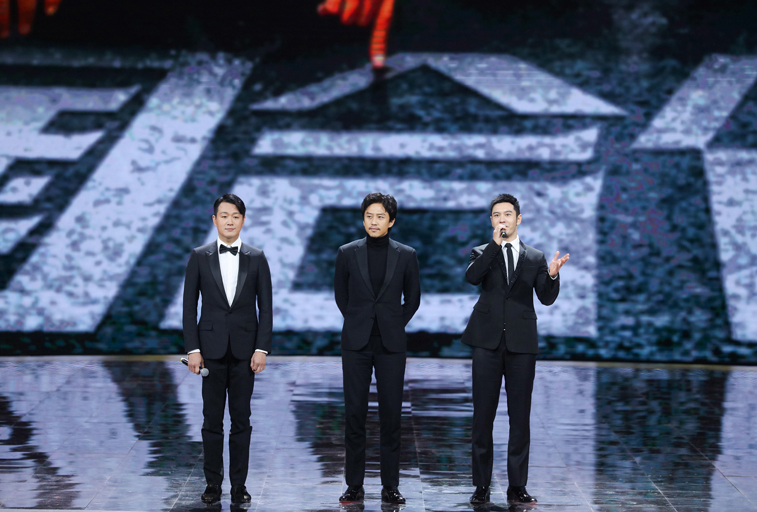 "照片中,佟大为,邓超,黄晓明三位主演集体现身,清一色黑西装,默契满分