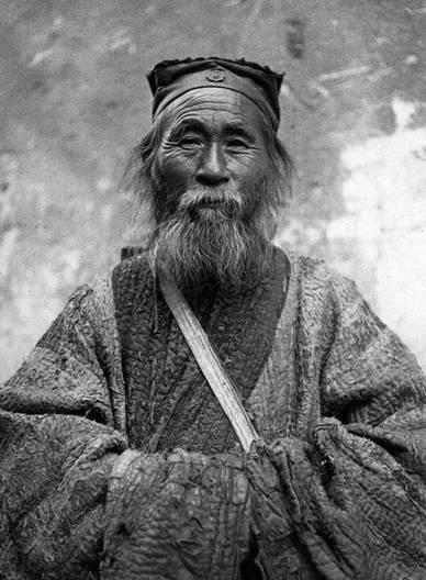 真正的道士长啥样衣服全是补丁却难掩仙风道骨