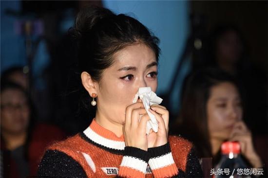 谢娜独自蹲楼梯口大哭,张杰心疼到泪目,网友评论好尴尬