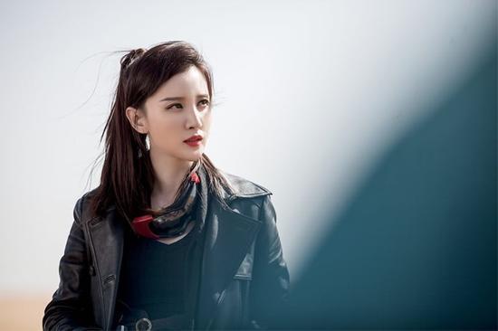 还是苏万心中的女神,后来跟苏万在一块儿的沈琼是汪家人带着假面具