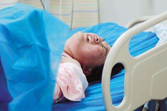 孕妇怀孕后嘴馋爱吃烧烤, 宝宝生下来, 吓得家属们纷纷后退不敢看