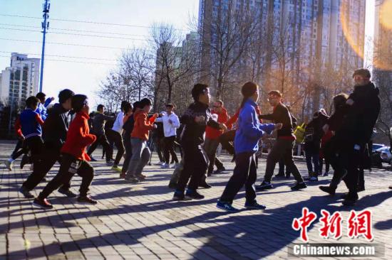 原料图:开跑之前,先生带领孩子们荟萃进走炎身活动。 本色男儿俱笑部供图 原料图:开跑之前,先生带领孩子们荟萃进走炎身活动。 主理方供图