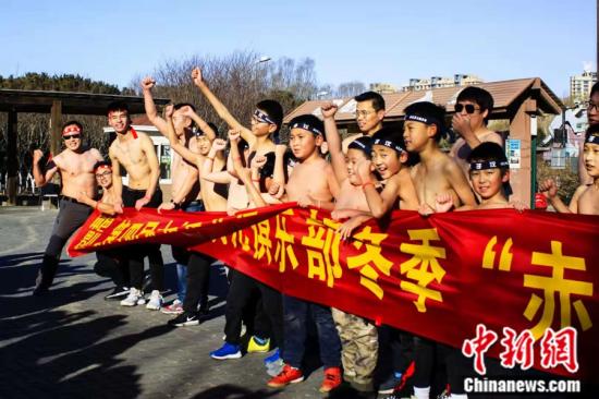 原料图:孩子们头顶暗色发带,上面写着“外子汉”的字样。 本色男儿俱笑部供图 原料图:孩子们头顶暗色发带,上面写着“外子汉”的字样。 主理方供图