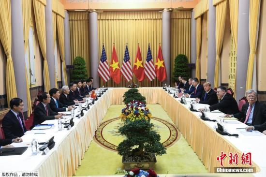 当地时间2月27日，美国总统特朗普会见越南国家主席阮富仲。