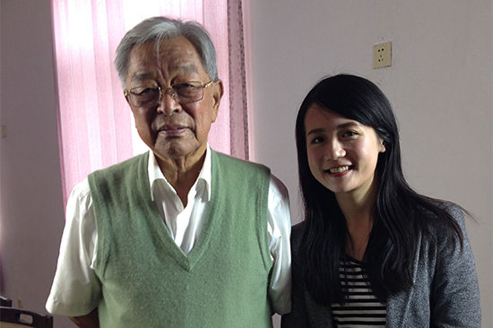 褚时健与新浪财经记者翁晓莹合影