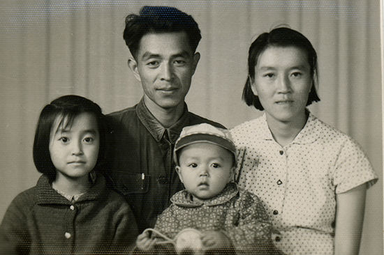 1965年，时任新平糖厂厂长的褚时健一家