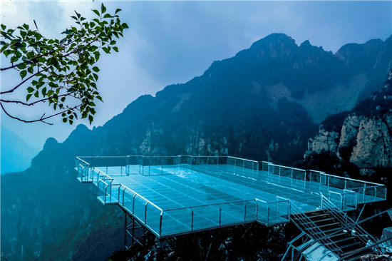 接驳栈道,直通寺庙.去看日出缓缓升起,去