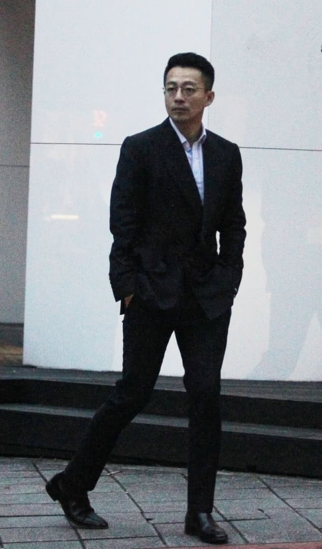 汪小菲当专属司机等老婆购物1个小时 随后再当助手拿战利品