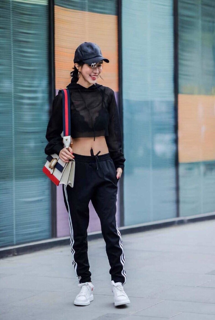 似穿非穿"的薄纱高腰装,展示"杨柳细腰"的傲娇好身材!