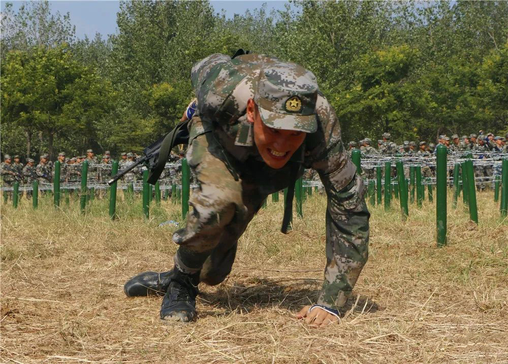 两个新兵在部队被人给骗走了,全连拉紧急集合查人!