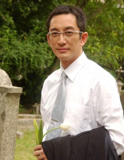 年近半百娶小21岁娇妻,婚后被败光数亿家产,只能带女儿住危楼