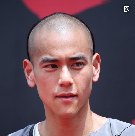 彭于晏一代男神彭于晏,让多少男孩女孩为之追崇,自己帅气的脸蛋俘获