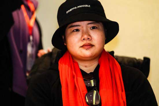 程菲11月新照:戴帽子一身黑装亮相,圆圆脸发福明显,腿比杨威粗