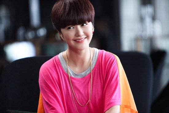 曾穷到酒吧卖唱,因一首歌赚1000万,今身家上亿却从不炫富