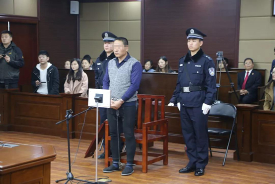 案情:未到站下车遭拒绝 男子抢夺方向盘