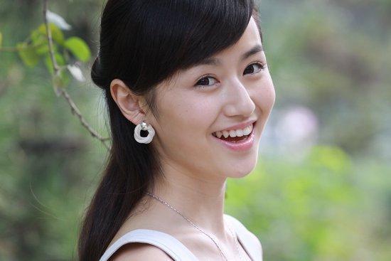 她8岁出道,因《一不小心爱上你》成了张翰的未婚妻, 如今长这模样