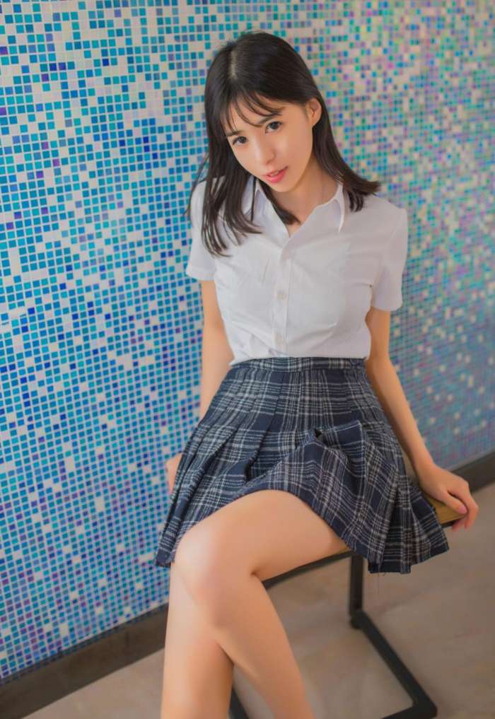 青春美女都爱的短裙美腿穿搭时尚小女人风格