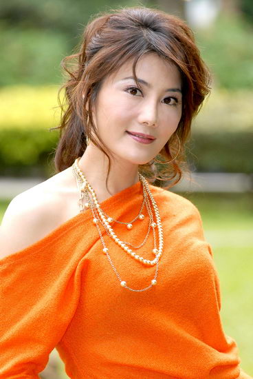 《烽火佳人》的她,却被渣男威胁晒不雅照,泼硫酸,49岁仍未婚