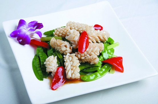 热油,放蒜爆香,放鱿鱼干炒,吵得差不多放荷兰豆,荷兰豆稍变色,放调味