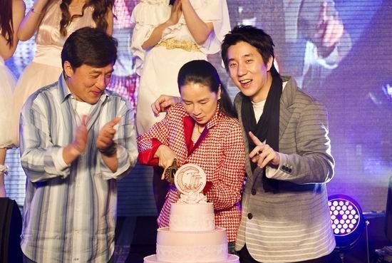 在大家心中他一直都是一位好父亲,好丈夫一样,对房祖名百般包容的父亲