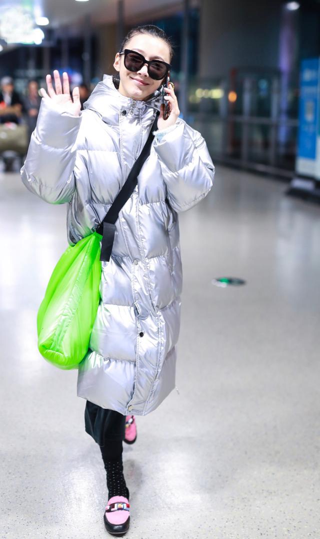 孙佳奇厉害了,银色羽绒服搭配绿色包包一点也不土,好气质是关键