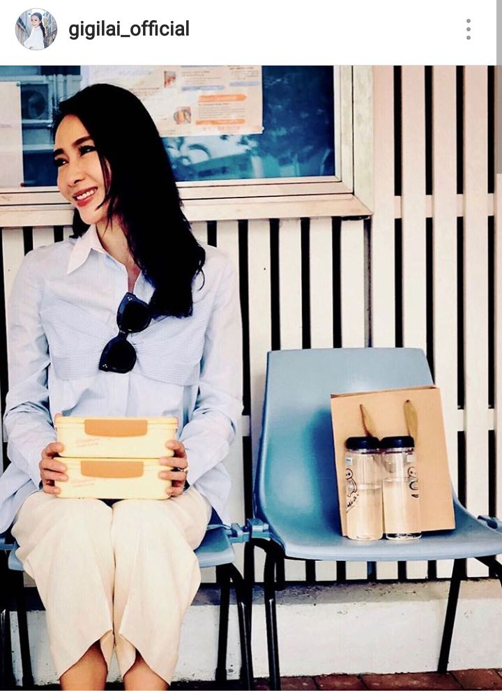 黎姿带着饭盒给三个女儿送饭,从这个动作看侧脸才是真的美