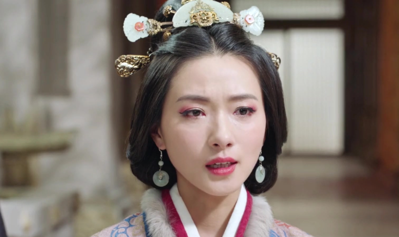 曹操将3个女儿嫁给了他,他为了保命,同样嫁给曹丕2个女儿