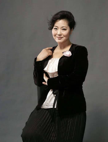 为拍戏扎200针整容,患上李连杰一样的病,今49岁成农村一姐