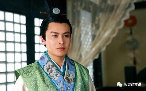 哥哥班固来到长安担任校书郎后,班超也前来投奔他,但当时班固的俸禄并