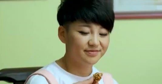 (胖丫赵丹)在《乡村爱情》中,胖丫赵丹饰演的杜悦对宋晓峰的帮助很大