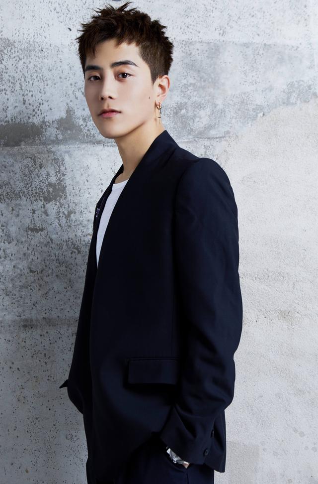 等到烟暖雨收虐恋开播冯荔军狼系气质令人想逃