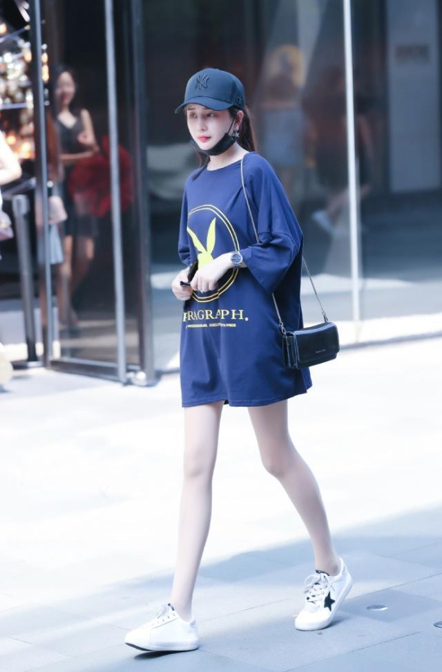 街拍:"神仙腿"的小姐姐,耀眼璀璨的大长腿,自带明星光环