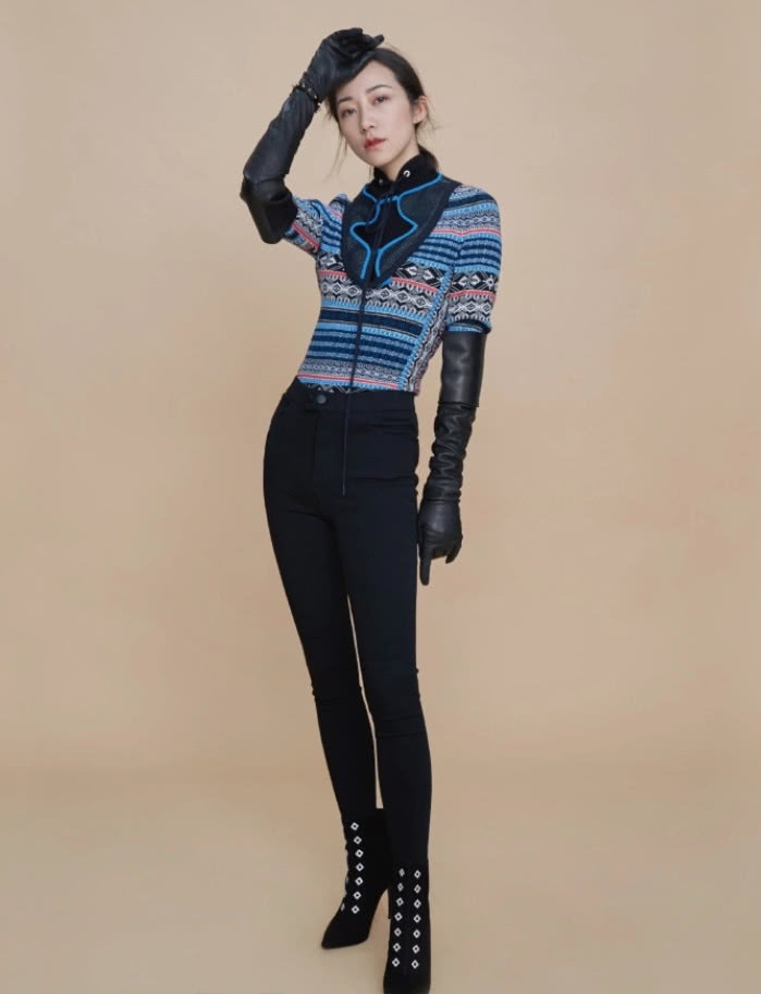 韩雪真敢穿!白衬衫里搭高领针织衫竟一点不土,换其他人绝对丑哭