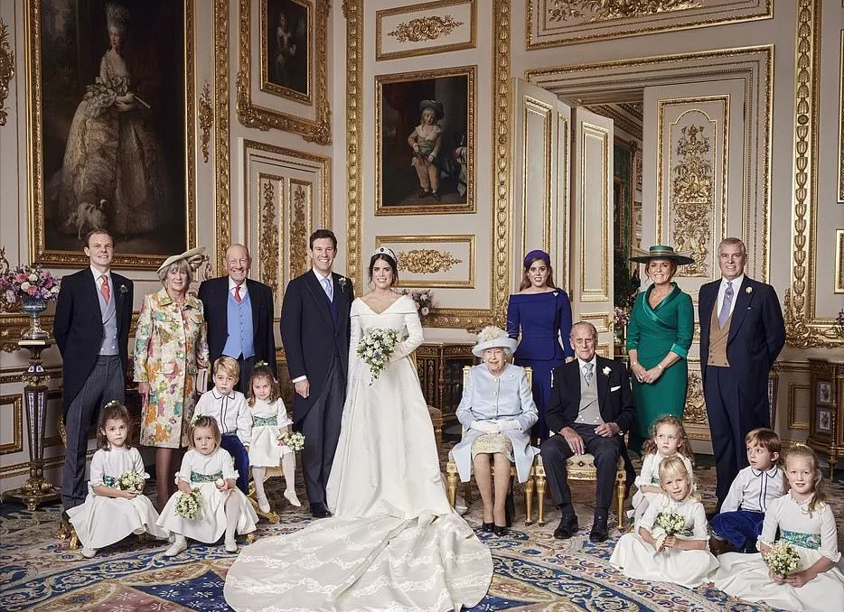 英王室拍摄全家福,威廉,夏洛特竟不是亮点,这个暴躁萝莉有点萌