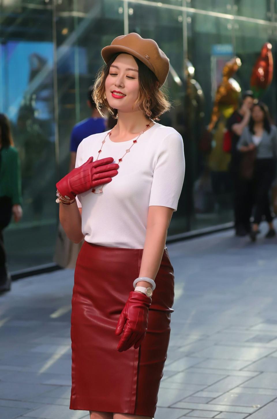 街拍: 红项链,红手套,红皮裙, 连脚指甲都是红色的, 你喜欢吗?