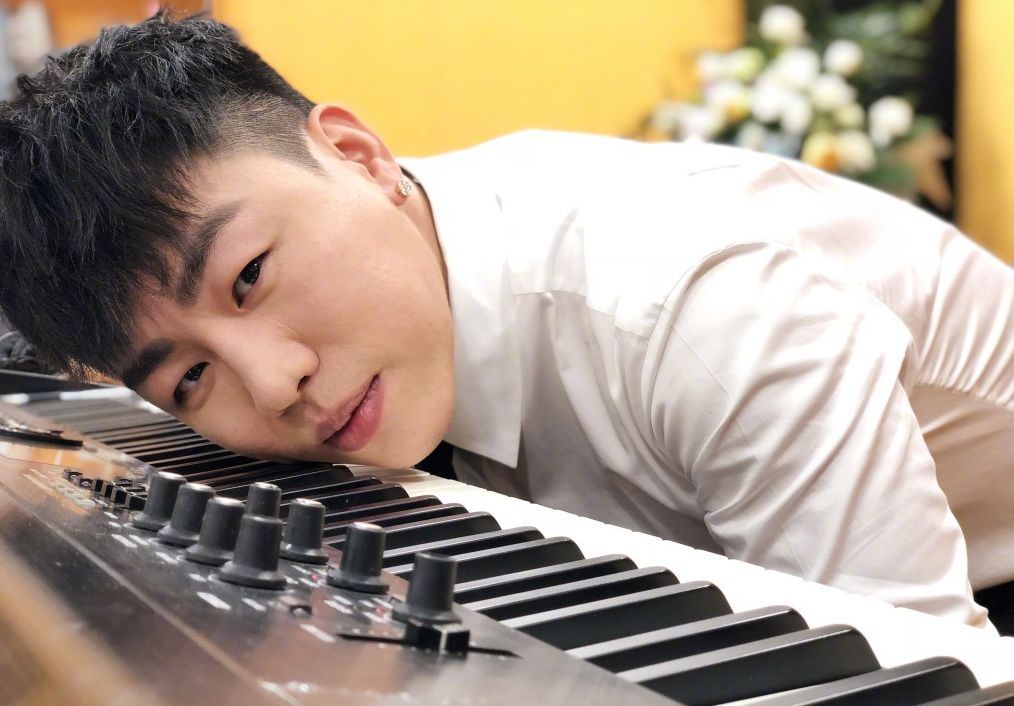 双面胡彦斌:一面歌手,一面商人