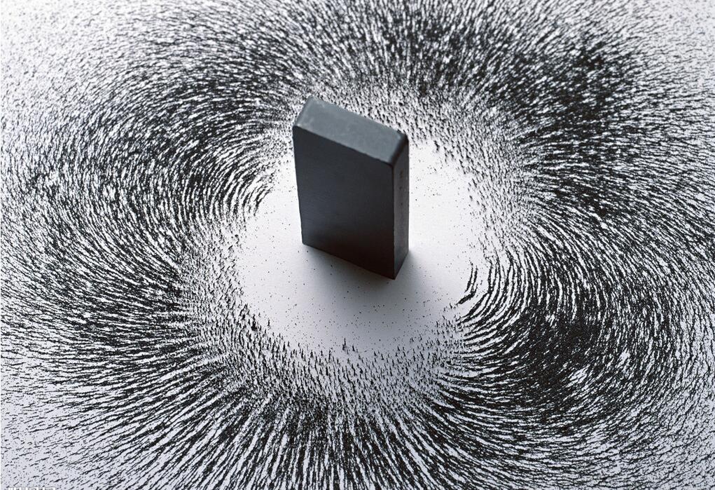 想个相互吸引的磁铁,产生于于他们之间的力是通过什么粒子作用的