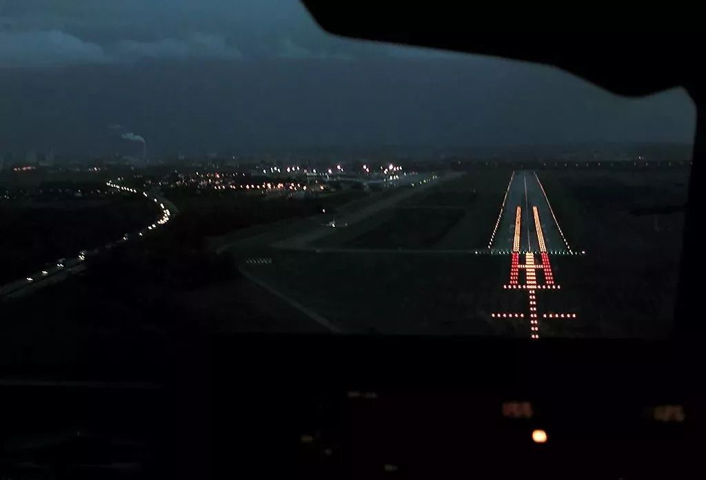 飞行校验|一招教你识别机场助航灯光__财经头条