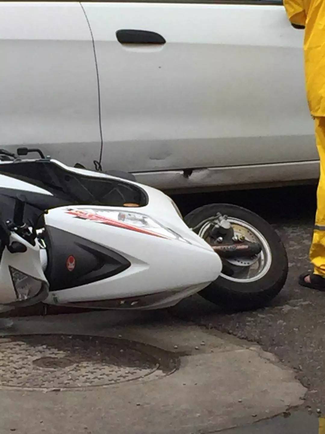 电动车保温箱的外卖全部都撒出来了.遍地外卖!