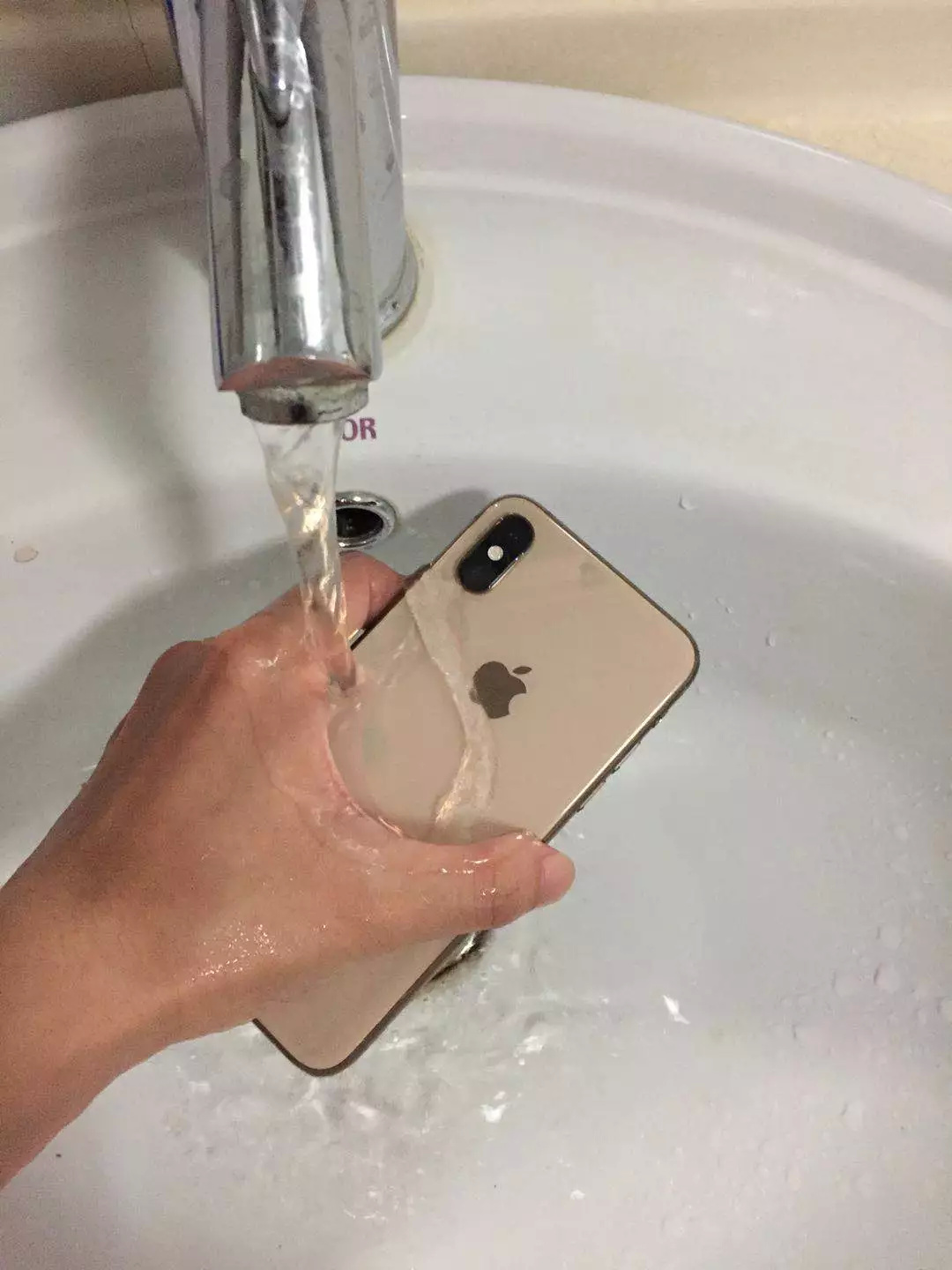 ip68 防水逆天!iphone xs 可以游泳?__财经头条